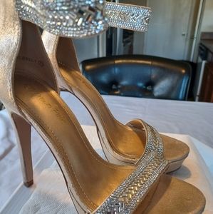 Women Dream Pairs Teasers (Be Jewel 1) Gold. SIZE 7.5
